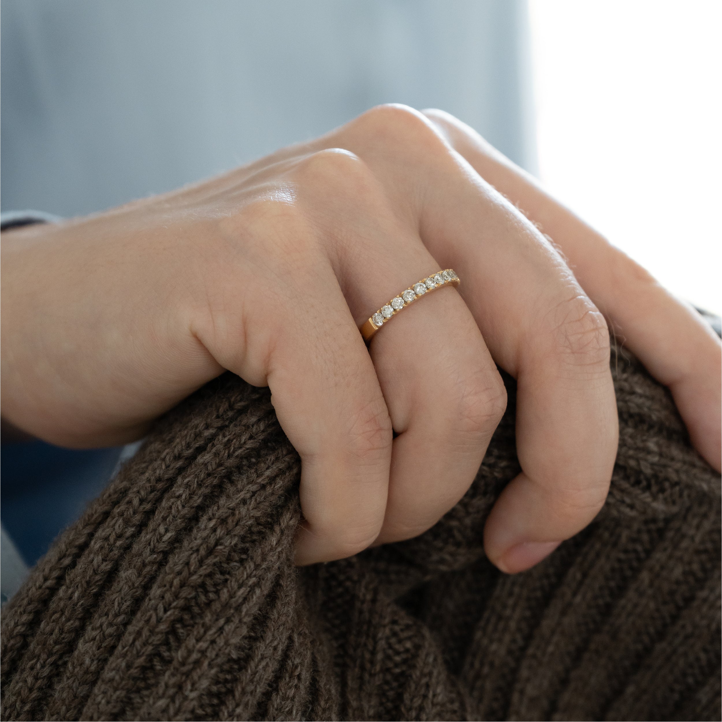 Diamant alliancering i 18 kt guld – båret på model