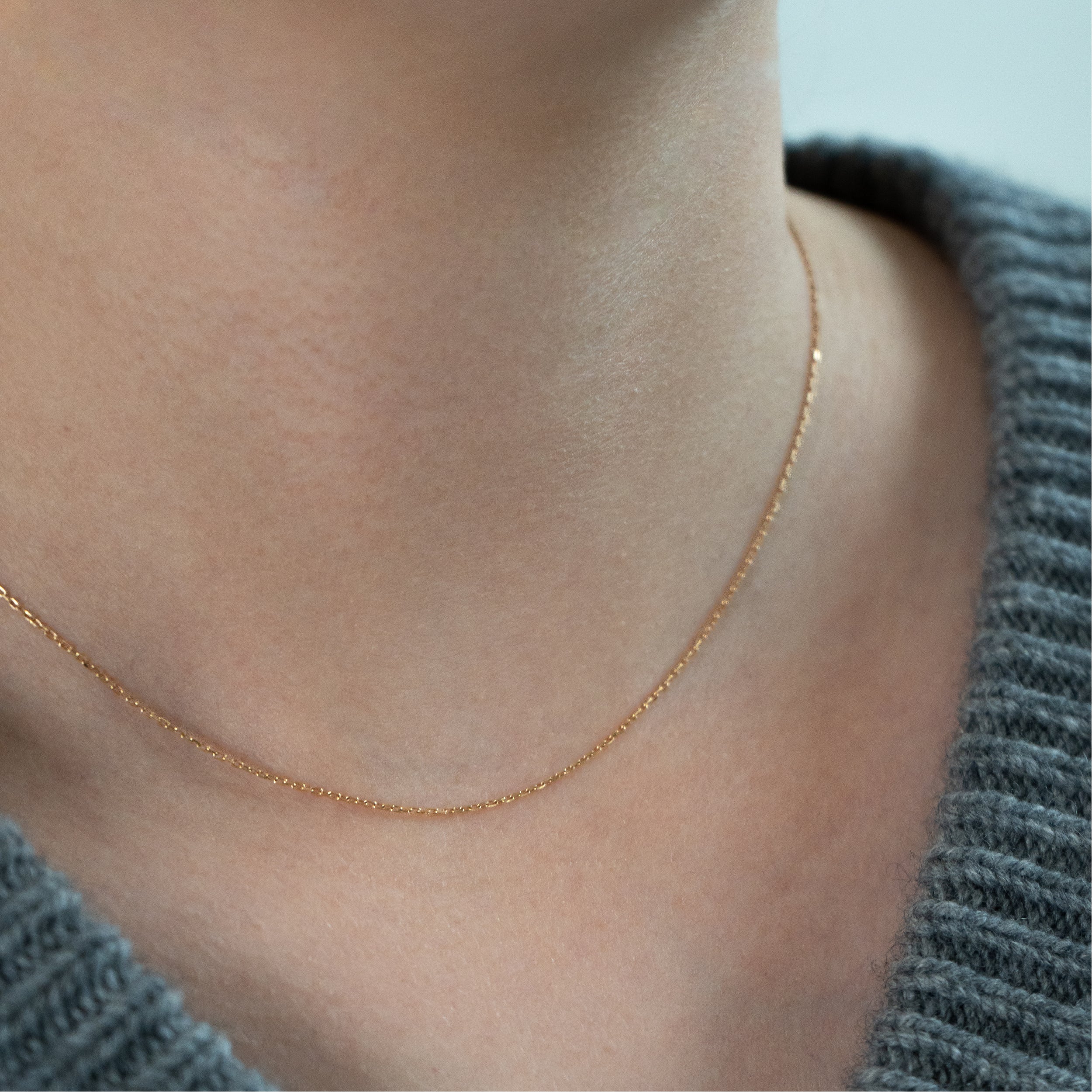 Anker Facet kæde i 18 kt guld – båret på model
