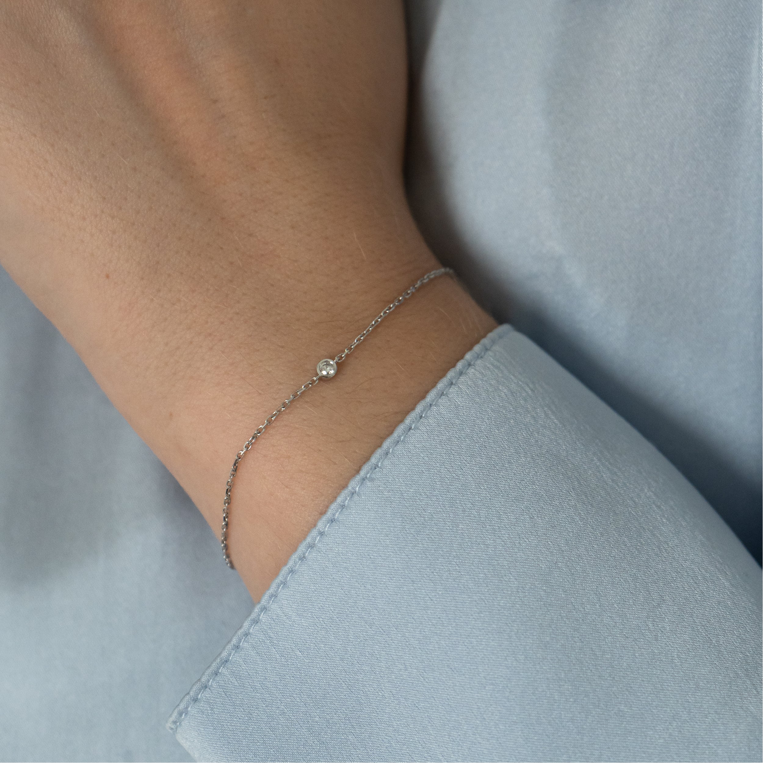 Bezel diamant armbånd i 18 kt hvidguld med diamant på model
