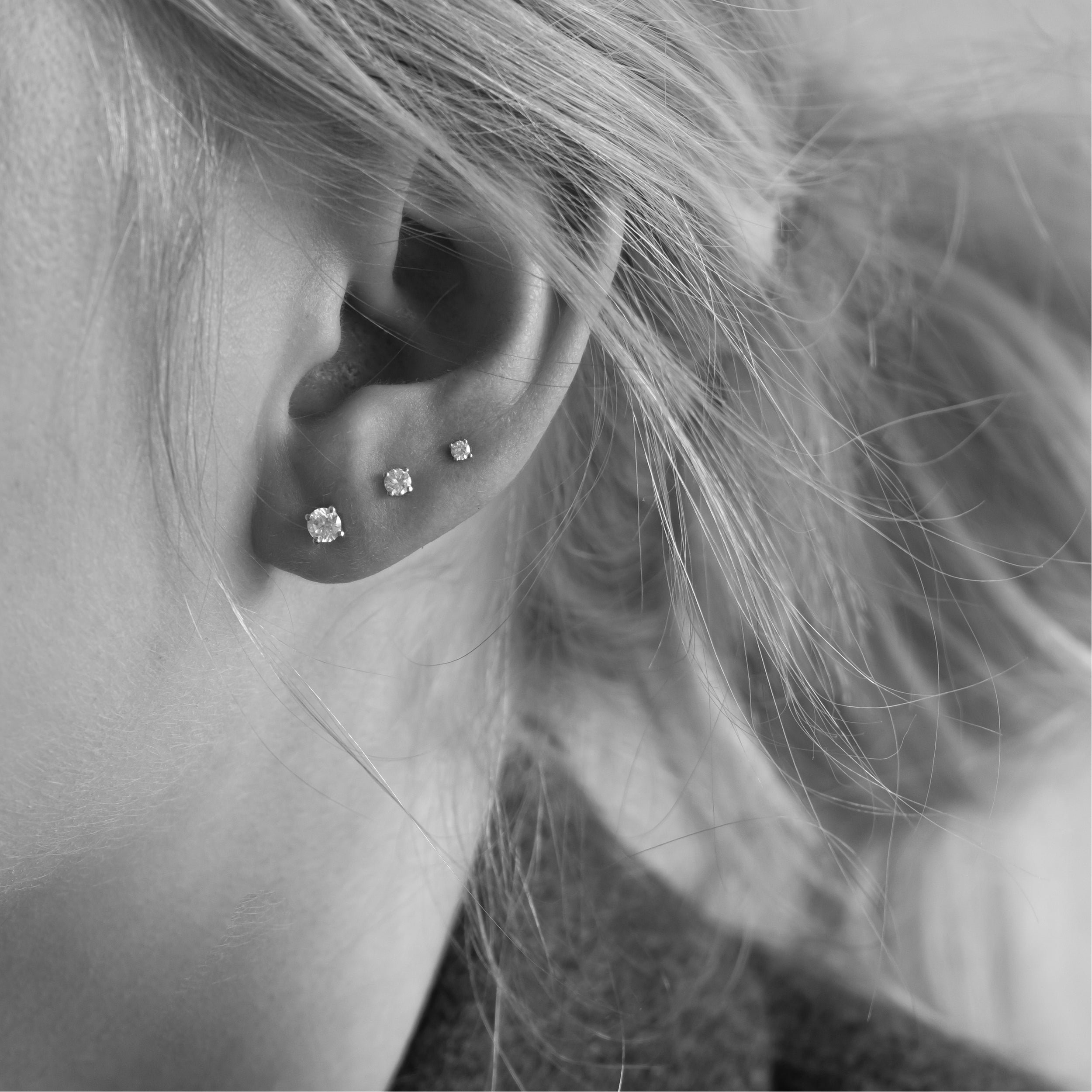 Solitaire ørestikker i 18 kt hvidguld med diamanter – båret på model