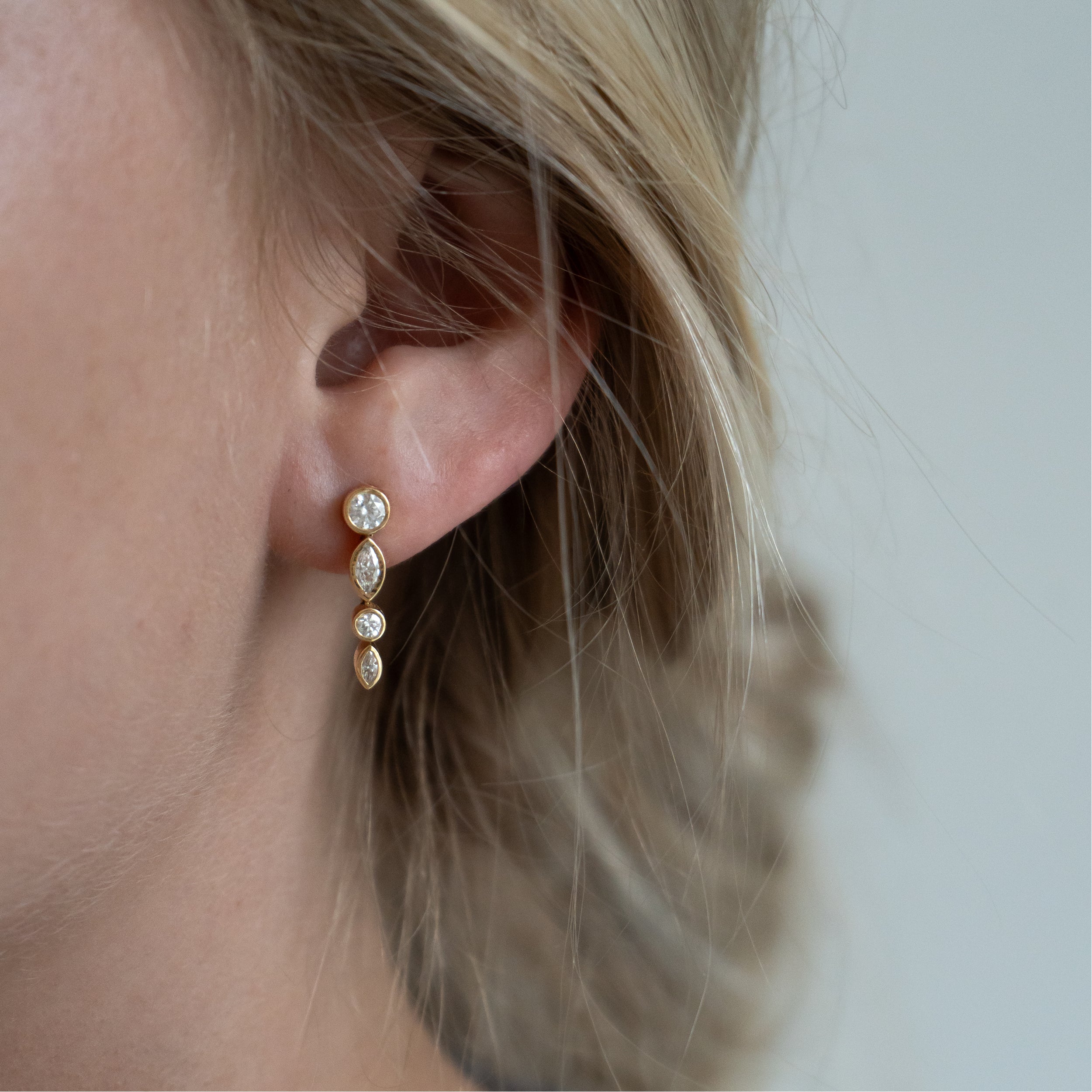 Bezel stor diamant ørering i 18 kt guld – båret på model