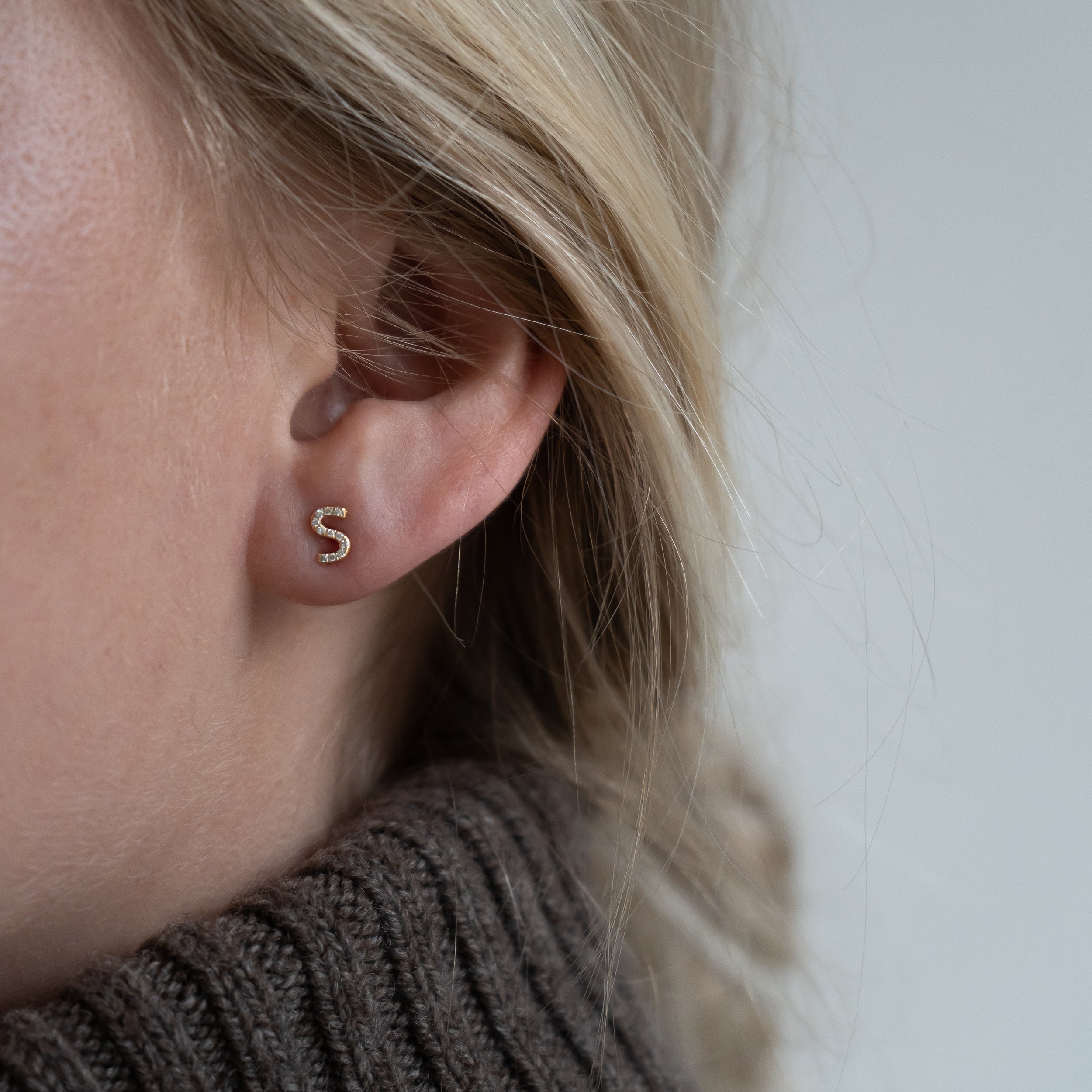 Diamant bogstav ørering i 18 kt guld – båret på model