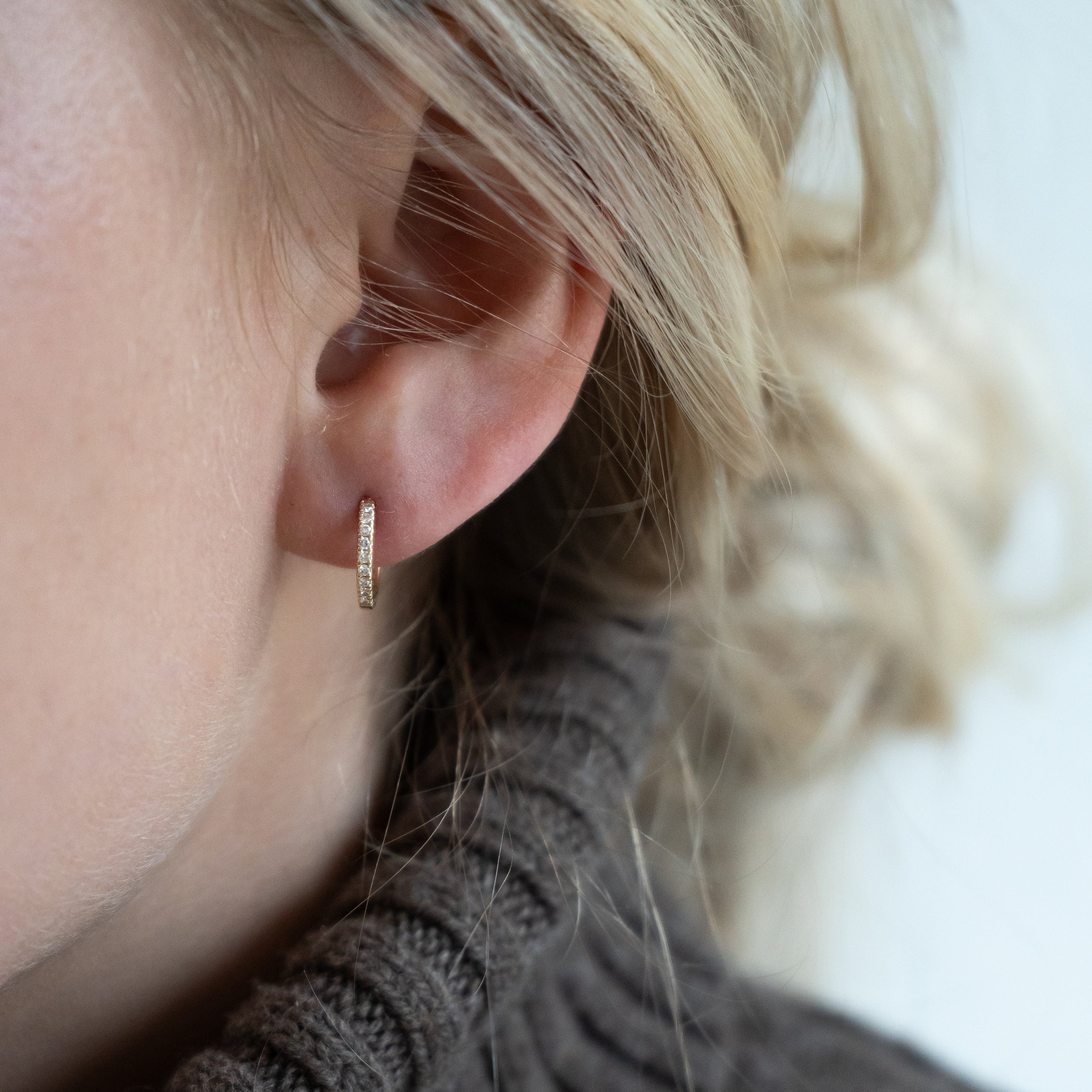 Diamant Hoops Mini i 18 kt guld – båret på model