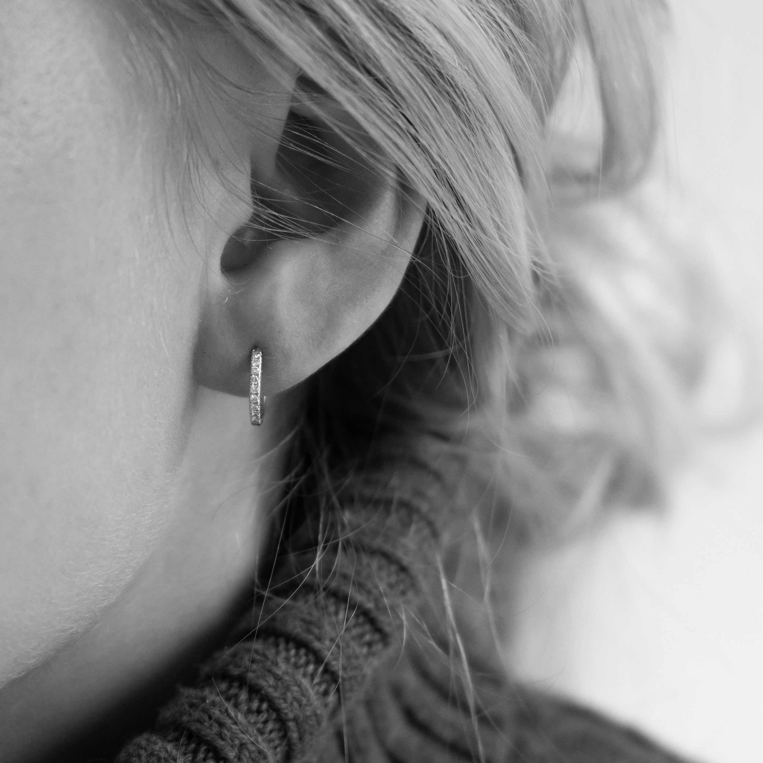 Diamant Hoops Mini i 18 kt hvidguld – båret på model