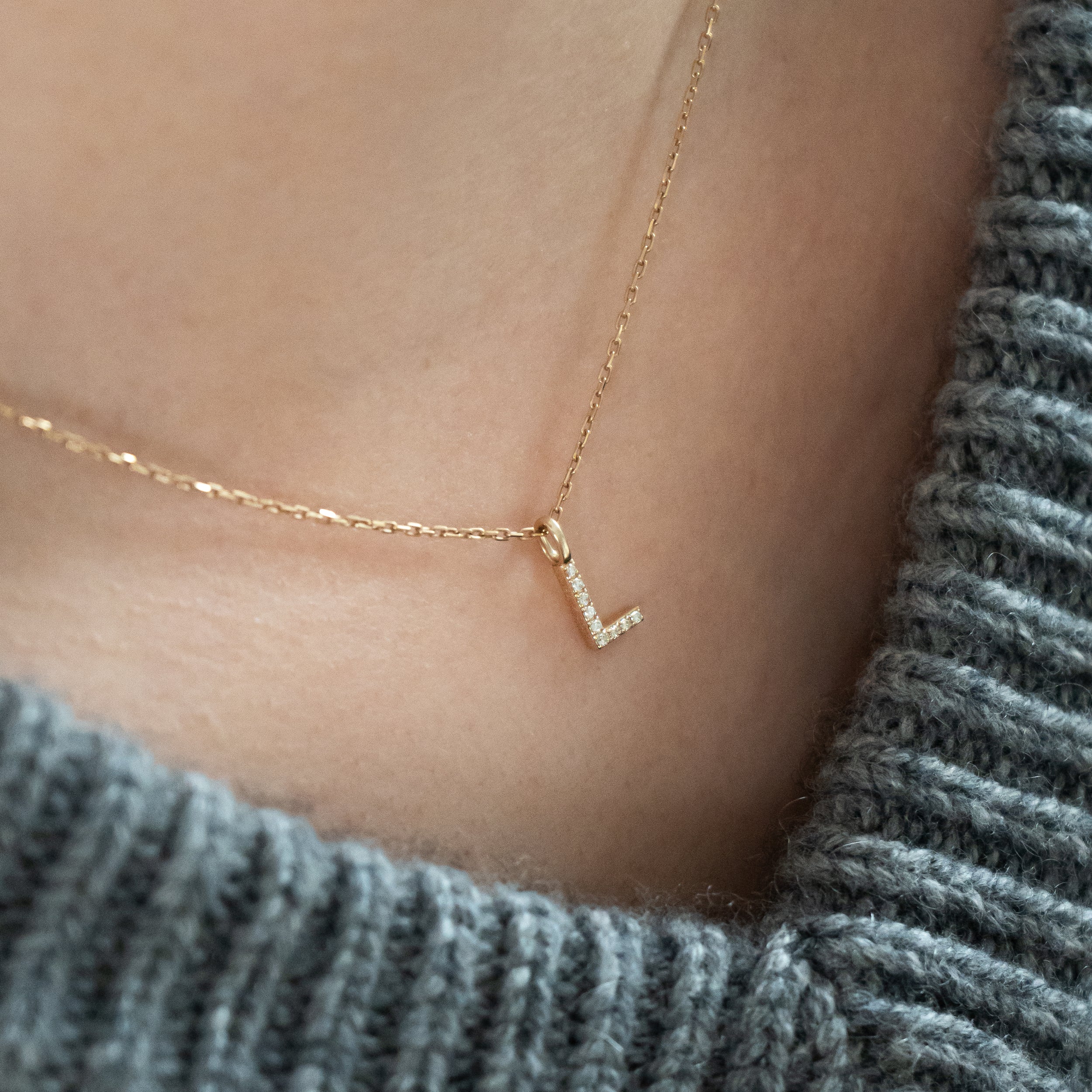 Personligt diamant bogstav vedhæng i 18 kt guld – vist på model