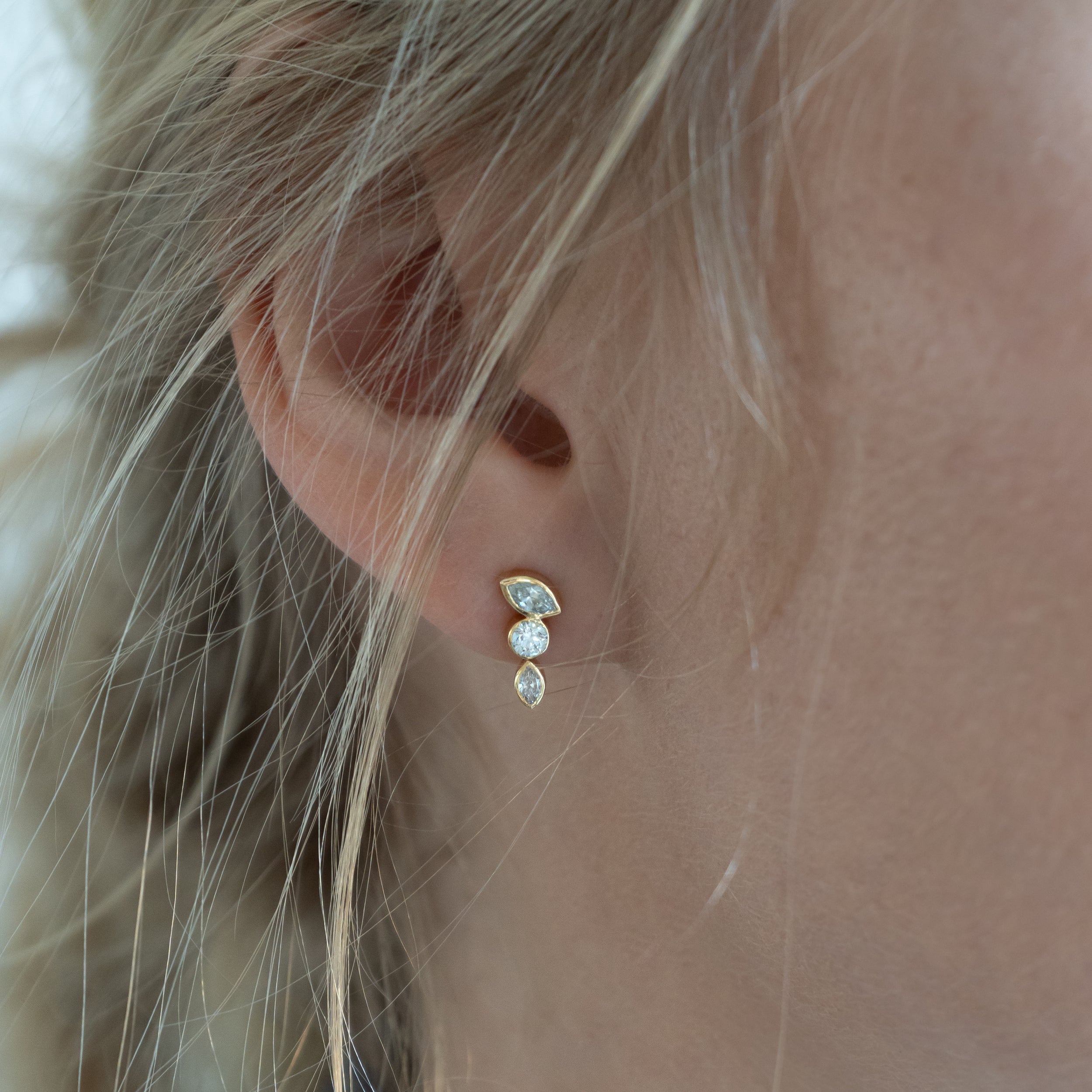 Bezel asymmetrisk diamant ørering i 18 kt guld – båret på model